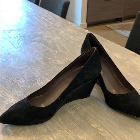 Black suede women’s wedge Size 8.5 - Picture 2 of 4